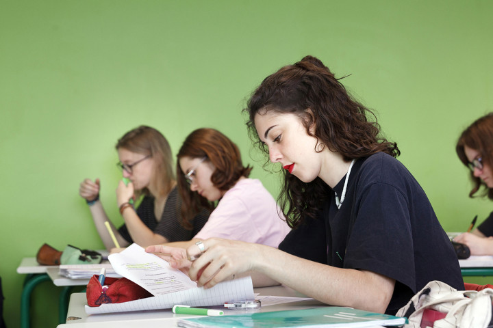 Photographie d'étudiants en train de lire des copies